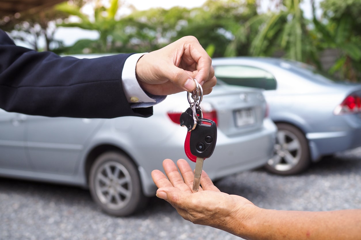 Second Hand Car? Why You Should Bring It To A Body Shop! | Fleetcare - Accident Repair Centre handing over keys to used car